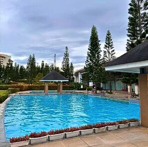 Indoor pool, 3 outdoor pools