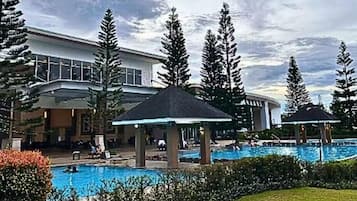 Indoor pool, 3 outdoor pools