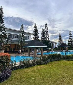 Innendørsbasseng og 3 utendørsbassenger