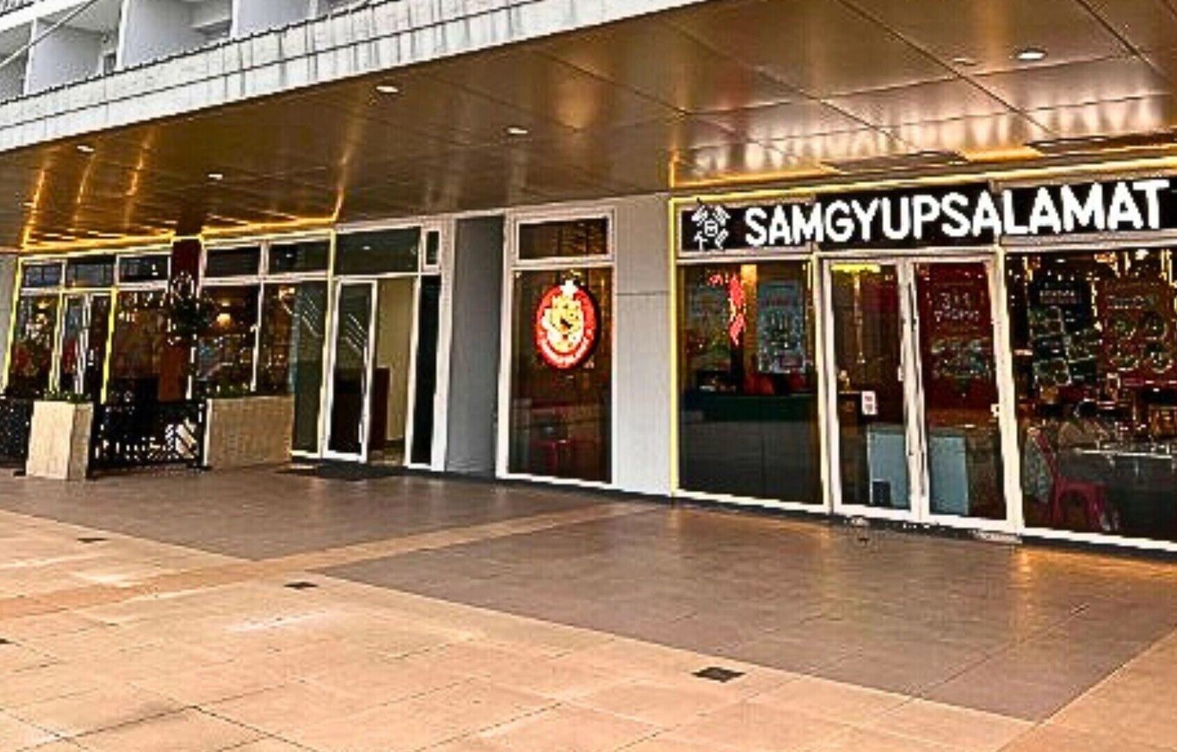 Un edificio moderno con un letrero que dice "SAMGYUPSALAMAT".