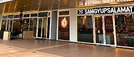 Un edificio moderno con un letrero que dice "SAMGYUPSALAMAT".