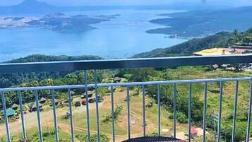 Suite familiar, balcón, vista a la montaña | Terraza o patio