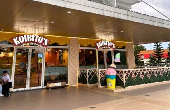 El exterior de un edificio con un letrero que dice 'Koibito's World of Ice Cream'.