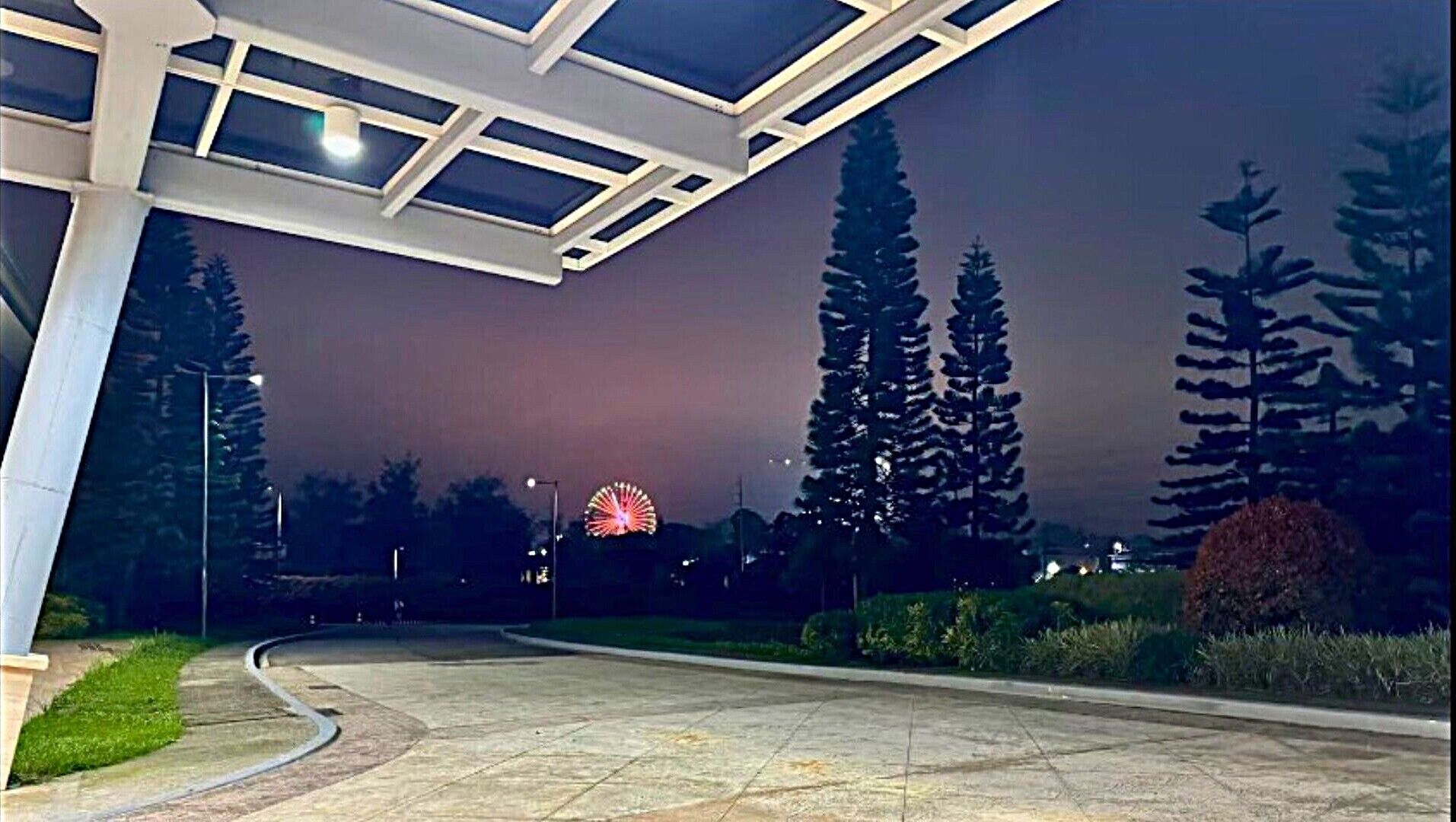 Fachada de la propiedad por la tarde o noche