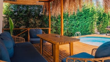 Deluxe Suite, Patio, Lake View | Living area