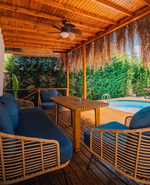 Suite Deluxe, patio, vue sur le lac | Aire de séjour