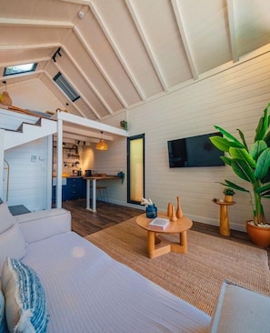 Deluxe Suite, Patio, Lake View | Free WiFi