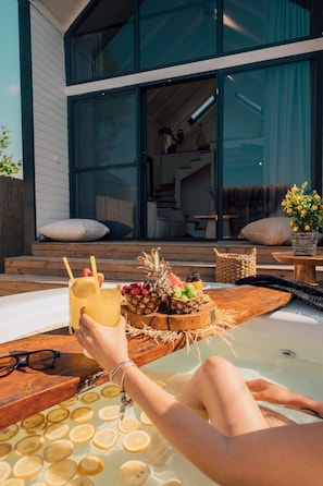 Deluxe Suite, Patio, Lake View | Jetted tub
