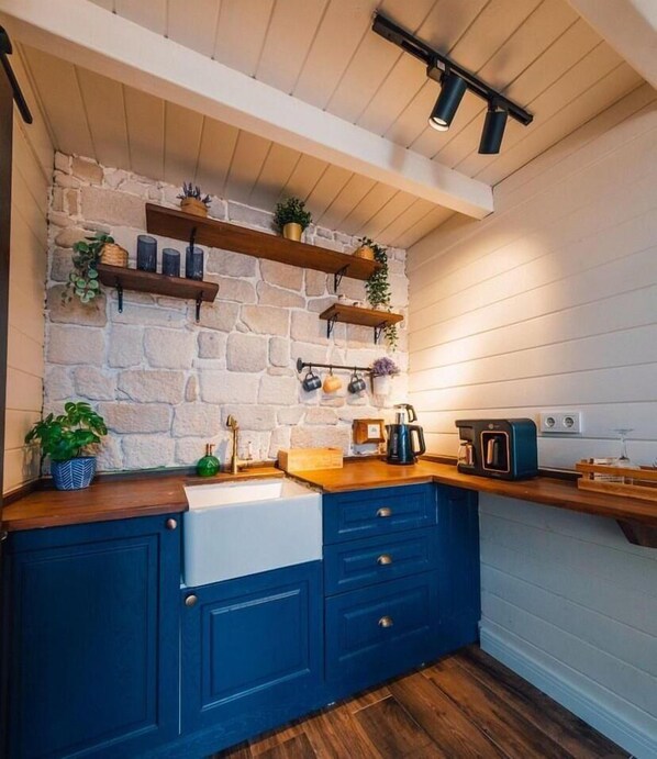 Mini-fridge, cookware/dishes/utensils
