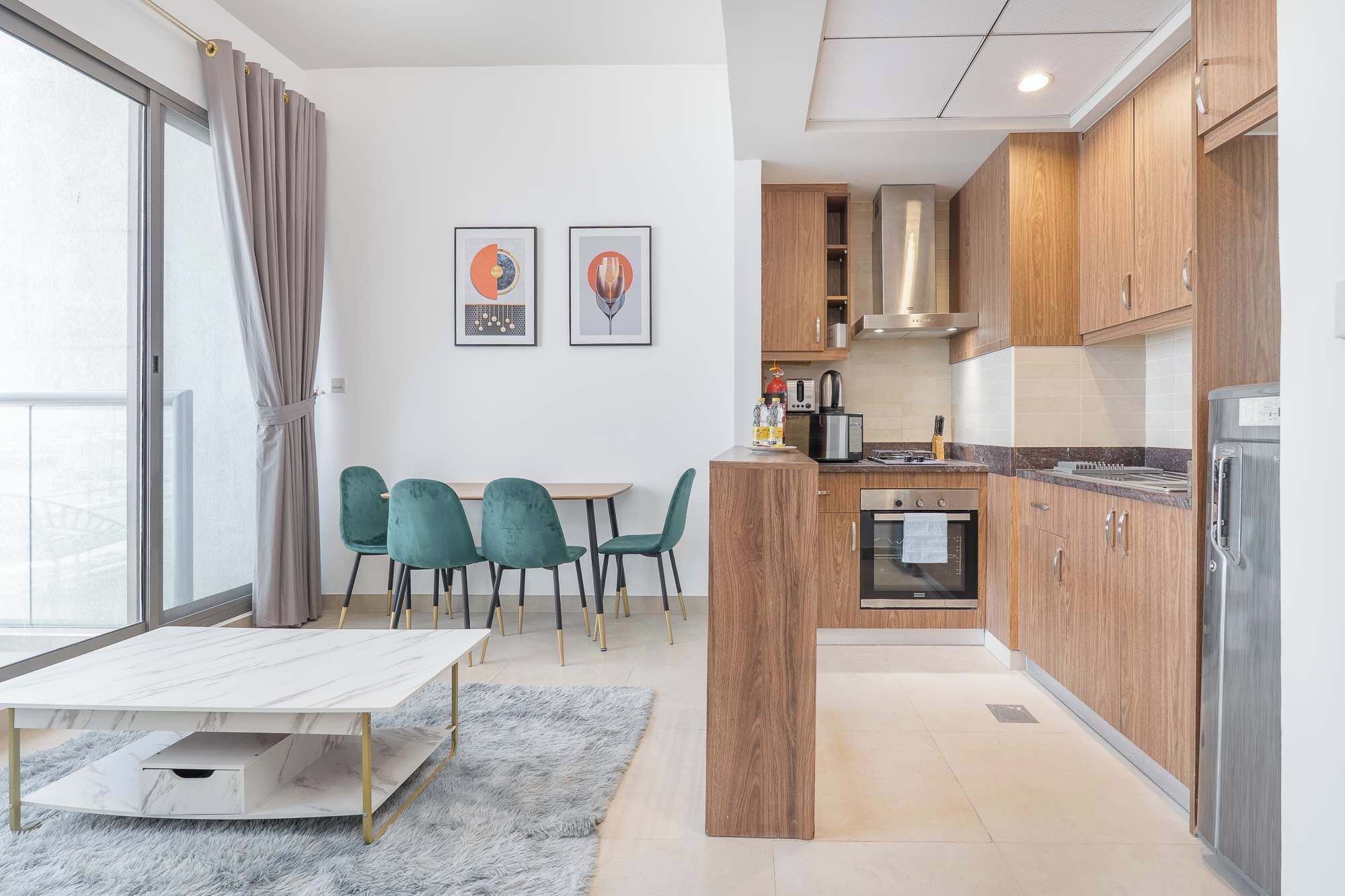 Réfrigérateur, micro-ondes, four, plaque de cuisson