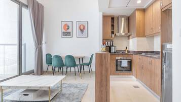 Réfrigérateur, micro-ondes, four, plaque de cuisson