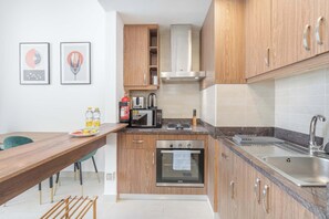 ثلاجة، ميكروويف، فرن، موقد طهي مسطح