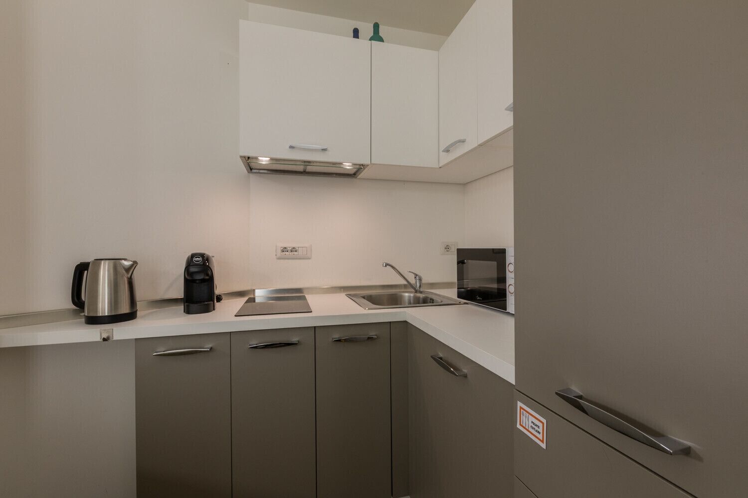 Frigorifero, microonde, macchina per tè/caffè, bollitore elettrico