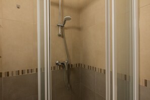 Dusche, Haartrockner, Bidet, Handtücher