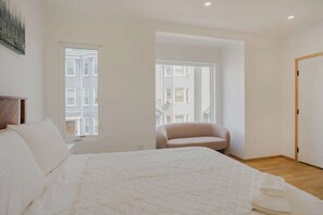 3 slaapkamers, een strijkplank/strijkijzer, reisbedje, wifi