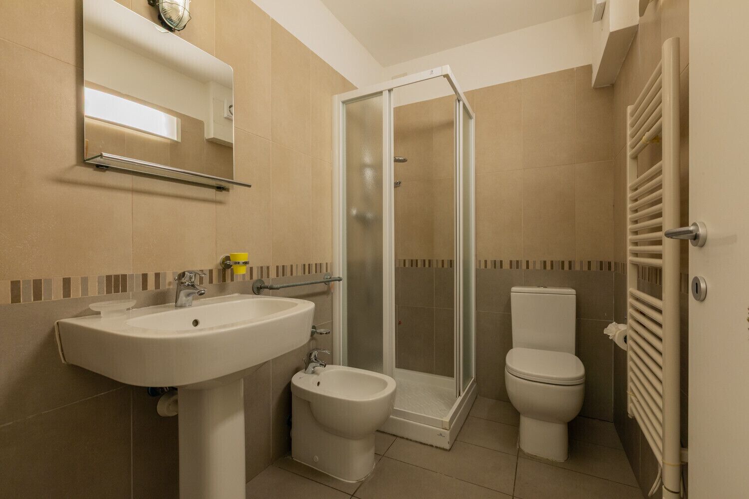 Regadera, secadora de cabello, bidet, toallas 