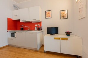 Refrigerador, microondas, cafetera y tetera y tetera eléctrica