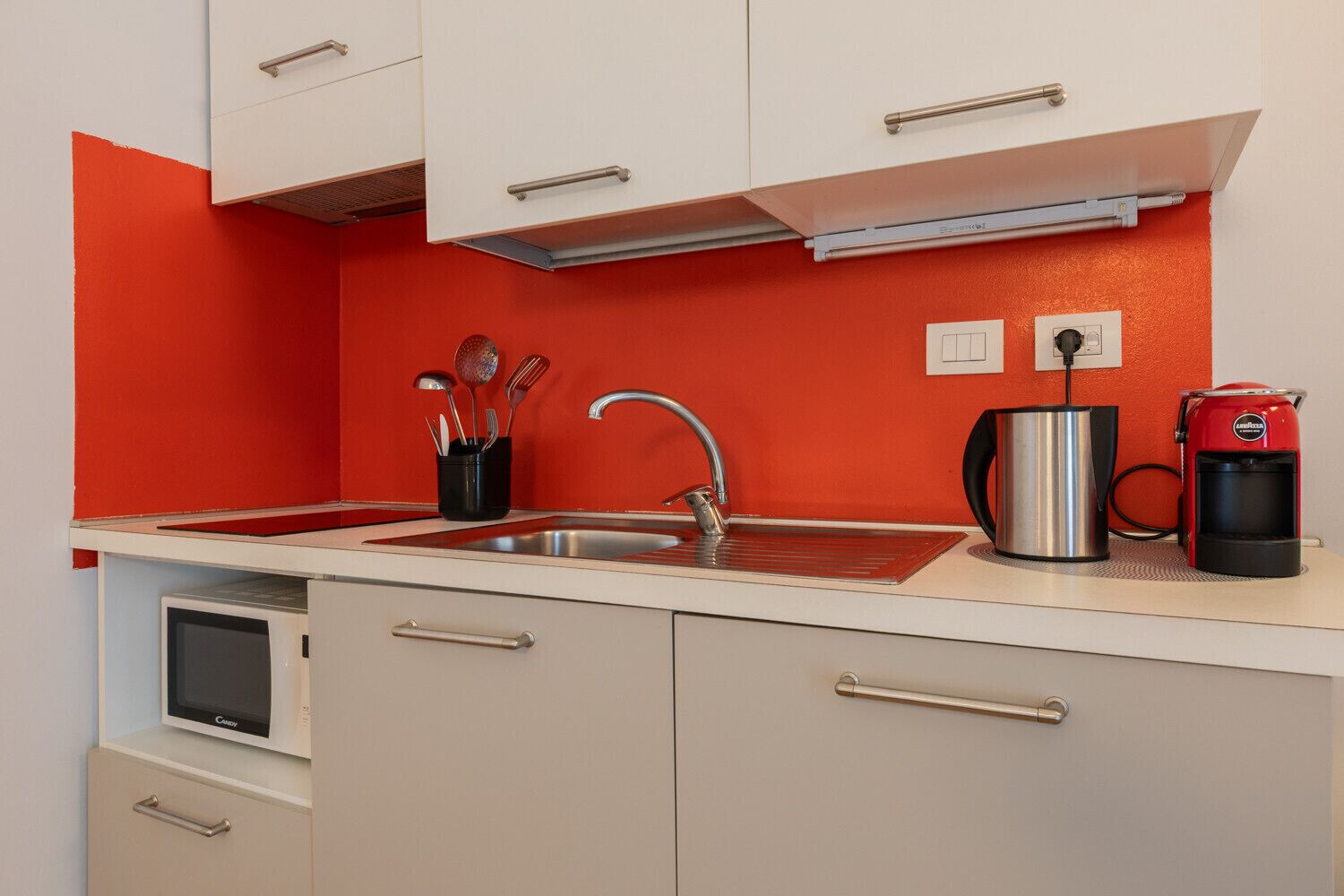 Kühlschrank, Mikrowelle, Wasserkocher mit Kaffee-/Teezubehör