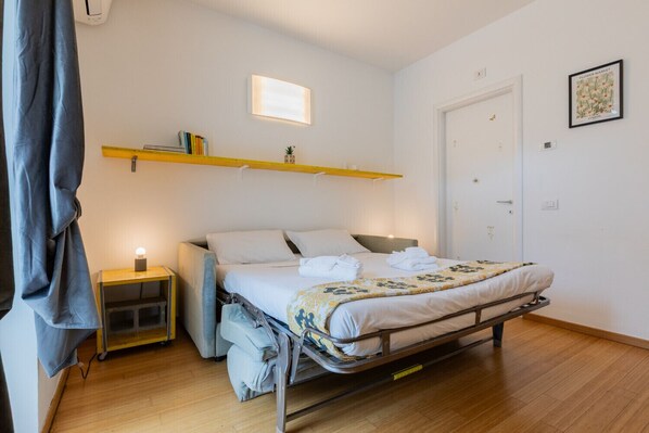 1 bedroom, WiFi (free), bed sheets