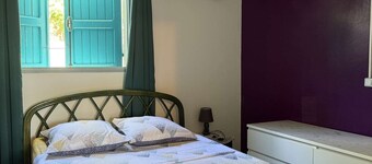 Walking distance to the beach, 2-bedroom house.