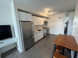 Kühlschrank, Mikrowelle, Kochgeschirr/Geschirr/Besteck