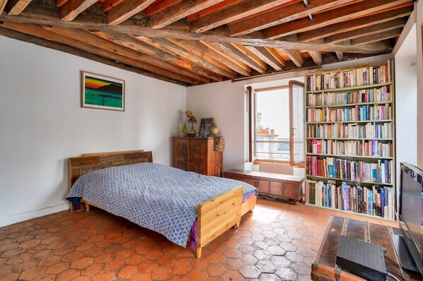 2 bedrooms, iron/ironing board, bed sheets
