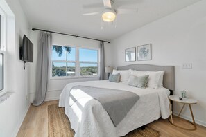 4 sovrum, skrivbord, strykjärn/strykbräda och resesäng