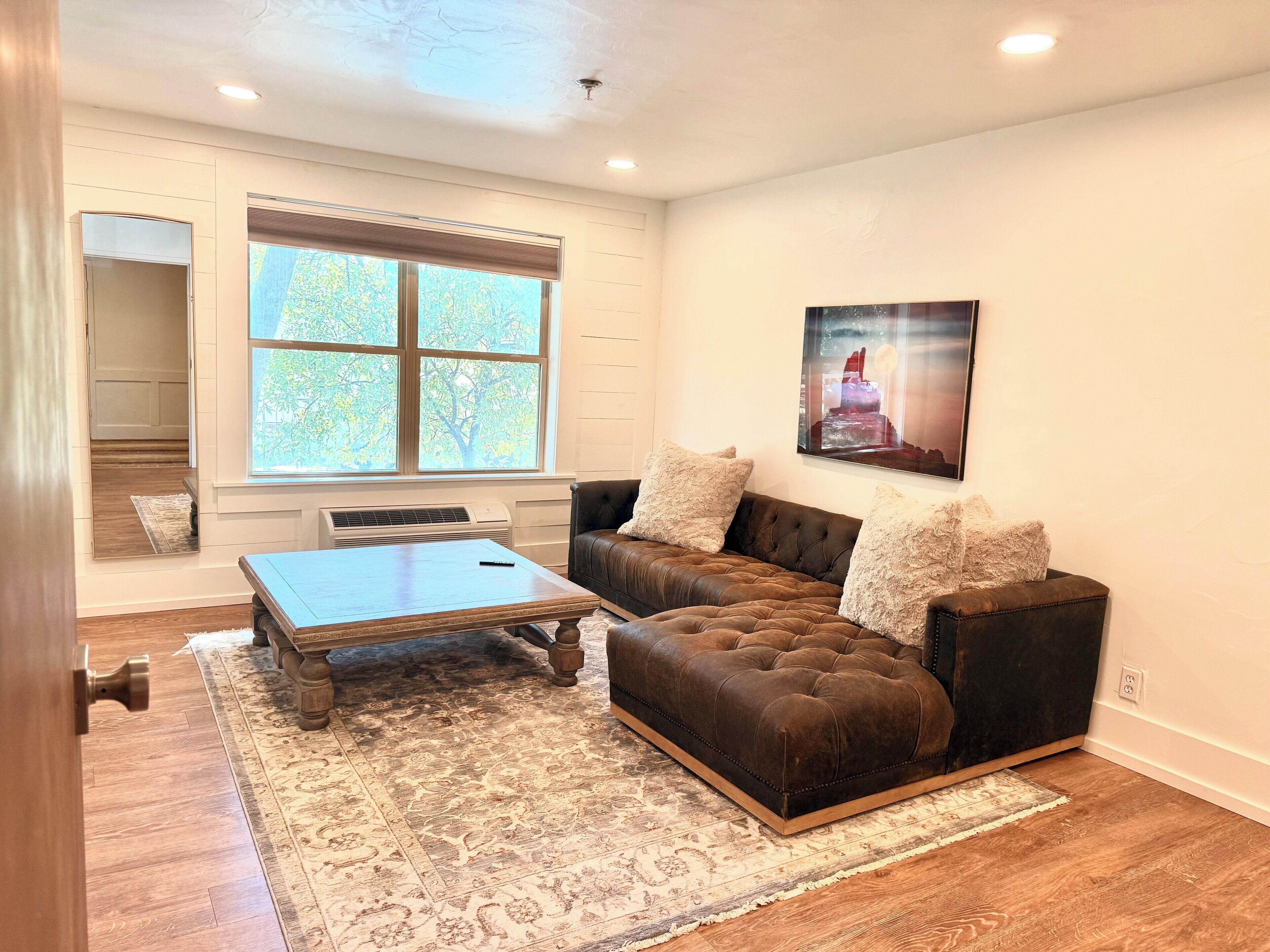 Habitación individual Premium | Ropa de cama de alta calidad, edredón y decoración personalizada 