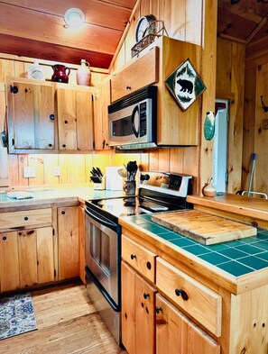 Refrigerador, microondas, horno y parrilla de estufa 