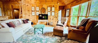 AMAZING VIEWS!!! Beautiful home close to town, waterfalls and hiking!