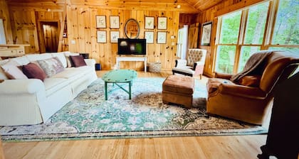 AMAZING VIEWS!!! Beautiful home close to town, waterfalls and hiking!