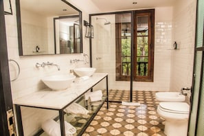 Deluxe suite, uitzicht op meer | Badkamer