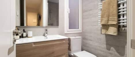 ヘアドライヤー、タオル、トイレットペーパー