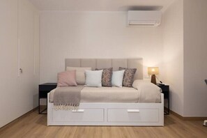 Desk, iron/ironing board, free WiFi, bed sheets - Cozy & Quiet Studio Near Camp Nou, Universities, Markets, Metro & All Amenities (Barcelona)