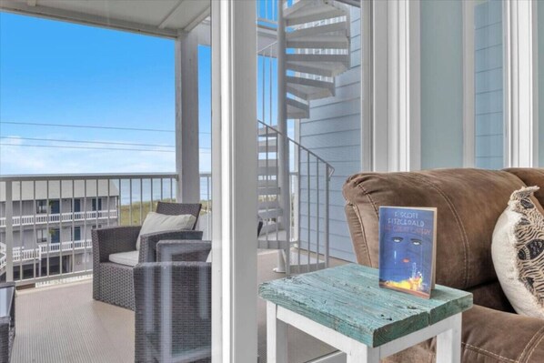 TV, fireplace - Oceanview-5BR-Pool-Hot Tub-3 Blocks to Boardwalk! (Carolina Beach)