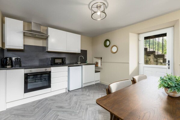 Réfrigérateur, micro-ondes, four, plaque de cuisson