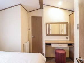 2 Schlafzimmer, individuell dekoriert, individuell eingerichtet