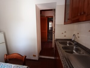 Fridge, stovetop, coffee/tea maker, electric kettle