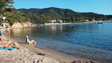 Una spiaggia nelle vicinanze