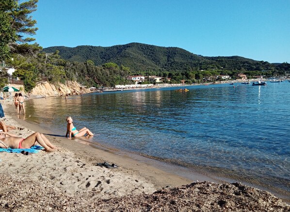Una spiaggia nelle vicinanze
