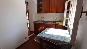 Frigorifero, piano cottura, macchina per tè/caffè, bollitore elettrico