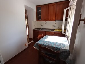 Frigorifero, piano cottura, macchina per tè/caffè, bollitore elettrico