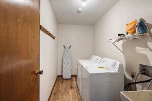 Interior - The Family Nook - Home for 8 (Hamilton)