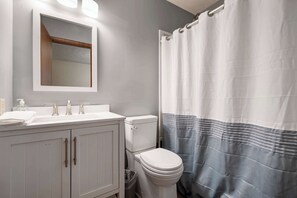 Shower, hair dryer, towels, shampoo - The Family Nook - Home for 8 (Hamilton)