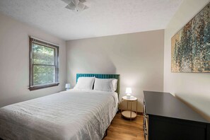 4 bedrooms, desk, iron/ironing board, travel crib - The Family Nook - Home for 8 (Hamilton)