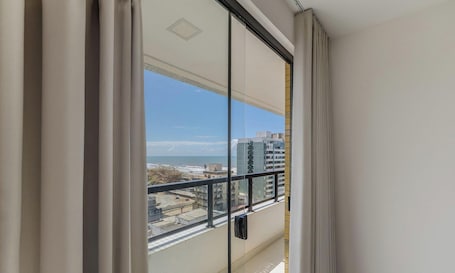 Interior. Aptos completos em em prédio a 400m da praia \- PZO