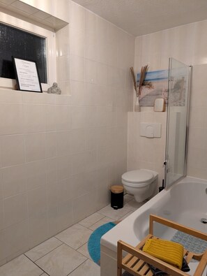 Haartrockner, Handtücher, Seife, Toilettenpapier