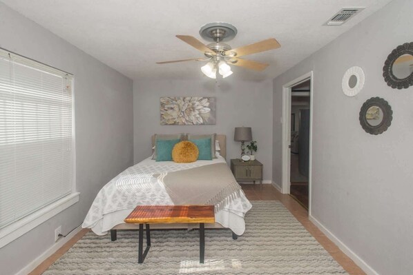 3 bedrooms, iron/ironing board, WiFi, bed sheets