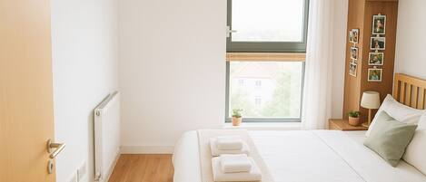 2 bedrooms, iron/ironing board, internet, bed sheets