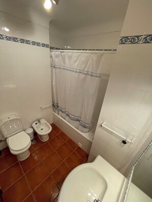 Secador de pelo, bidé, toallas y jabón